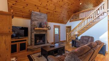 Cabin, Multiple Beds, Hot Tub, Mountain View (Leafy Way Lodge) | Living area