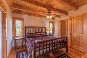 2 bedrooms, individually decorated, individually furnished, bed sheets - Leafy Way Lodge (Newland)