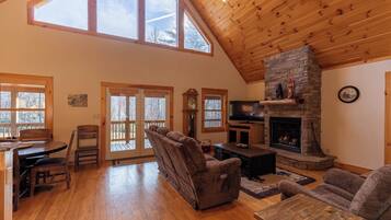 Cabin, Multiple Beds, Hot Tub, Mountain View (Leafy Way Lodge) | Living area