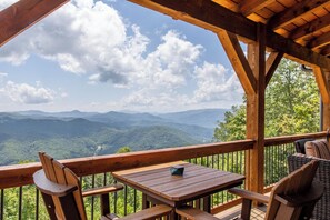Outdoor dining - Majestic View Hideaway at Eagles Nest (Banner Elk)
