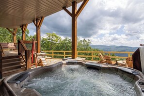 Ferienhaus, Mehrere Betten, Whirlpool, Bergblick (Majestic View Hideaway at Eagles Nest) | Terrasse/Patio
