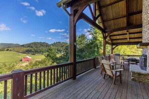 Casa, várias camas, banheira de imersão, vista para a montanha (River Mill Lodge) | Vista da sacada