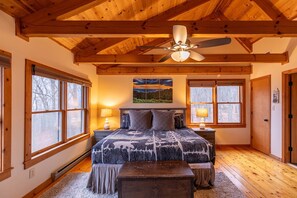 小屋, 多张床, 热水浴缸, 山景 (On Highland Time) | 3 多间卧室、特色装修、特色家居、床单