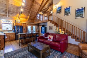 Ferienhütte, Mehrere Betten, Whirlpool, Bergblick (On Highland Time) | Innenbereich