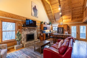 小屋, 多张床, 热水浴缸, 山景 (On Highland Time) | 起居区 | 壁炉