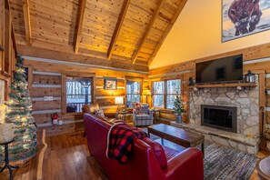 Ferienhütte, Mehrere Betten, Whirlpool, Bergblick (On Highland Time) | Wohnbereich | Kamin