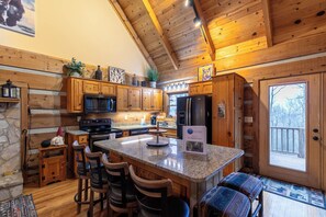 Ferienhütte, Mehrere Betten, Whirlpool, Bergblick (On Highland Time) | Eigene Küche | Wasserkocher mit Kaffee-/Teezubehör