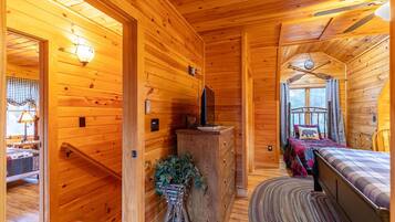 Rumah, Beberapa Tempat Tidur, hot tub, pemandangan gunung (Honey Bear Retreat) | 3 kamar tidur dan didekorasi berbeda-beda