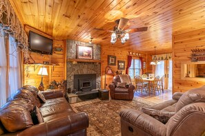 獨棟房屋, 多張床, 熱水浴缸, 山景 (Honey Bear Retreat) | 起居區