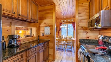 Rumah, Beberapa Tempat Tidur, hot tub, pemandangan gunung (Honey Bear Retreat) | Dapur pribadi | Mesin pembuat kopi/teh