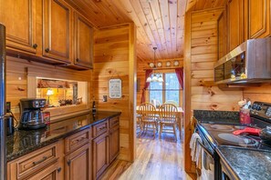 Maison, plusieurs lits, bain à remous, vue montagne (Honey Bear Retreat) | Cuisine privée | Cafetière/bouilloire