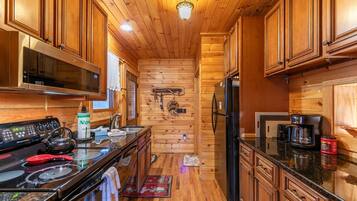 Rumah, Beberapa Tempat Tidur, hot tub, pemandangan gunung (Honey Bear Retreat) | Dapur pribadi | Mesin pembuat kopi/teh