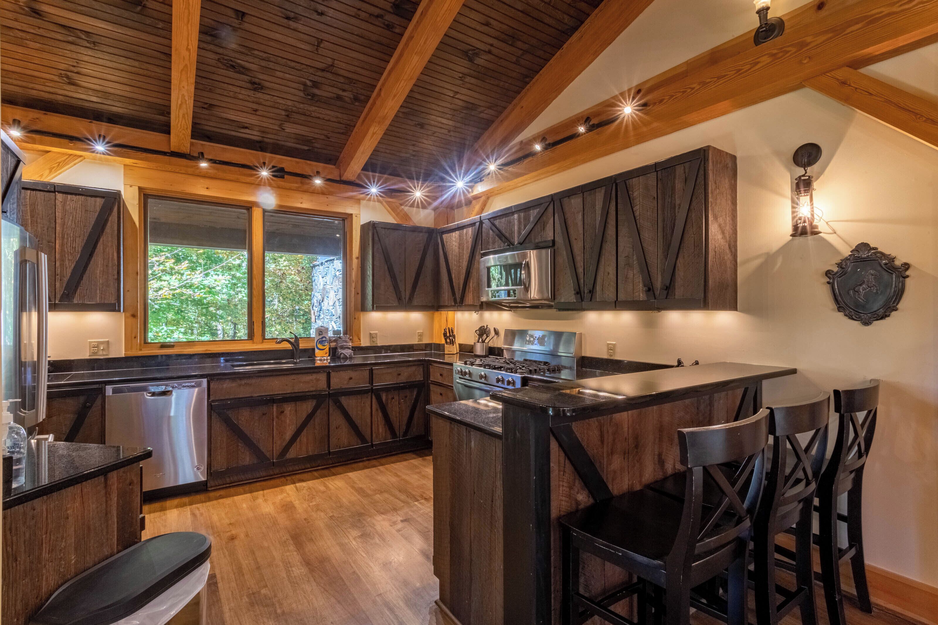 Nhà, nhiều giường, bồn tắm nước nóng, quang cảnh núi (Cedar Rock Townhomes at Eagles Nest) | Bếp riêng | Dụng cụ pha cà phê/trà 