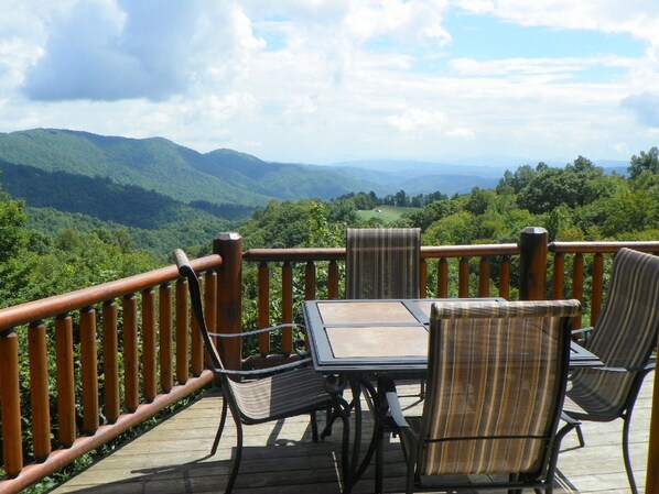 Cabana, várias camas, banheira de imersão, vista para a montanha (Hidden Ridge) | Opções para refeição ao ar livre