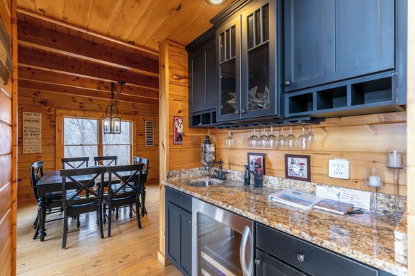 Cabane, plusieurs lits, bain à remous, vue montagne (Hidden Ridge) | Cuisine privée | Cafetière/bouilloire