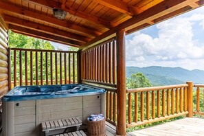 Cabana, várias camas, banheira de imersão, vista para a montanha (Hidden Ridge) | Hidromassagem externa