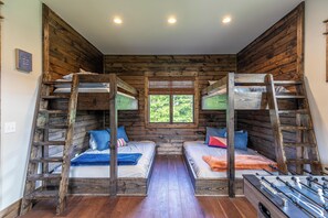 Cabana, várias camas, banheira de imersão (Olive and Georgia's at Eagles Nest) | 4 quartos, individualmente decorados, individualmente mobiliados