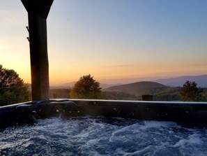 Casa, varias camas, bañera de hidromasaje, vistas a la montaña (Highland Mist ) | Bañera de hidromasaje al aire libre