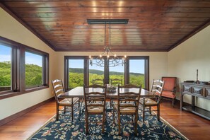 獨棟房屋, 多張床, 庭院, 山景 (Overlook at Wilderness Trail) | 用餐區