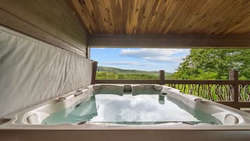 House, Multiple Beds, Patio, Mountain View (Overlook at Wilderness Trail) | Outdoor spa tub