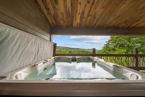 Casa, várias camas, varanda, vista para a montanha (Overlook at Wilderness Trail) | Hidromassagem externa