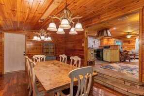 Maison, plusieurs lits, bain à remous, vue montagne (A Dog's Dream) | Restauration dans la chambre