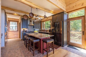 Cabane, plusieurs lits, bain à remous, vue montagne (Rested Traveler) | Cuisine privée