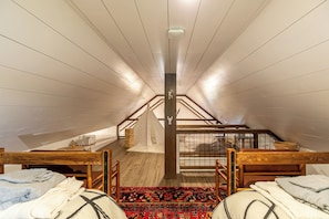 4 bedrooms, individually decorated, individually furnished, bed sheets - Lark Hollow at Linville Land Harbor (Newland)
