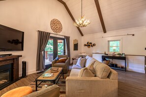 Casa, várias camas, banheira de imersão, vista para a montanha (Lark Hollow at Linville Land Harbor) | Área de estar