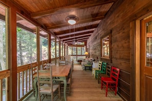 Casa, varias camas, patio, vistas a la montaña (Bucks Cabin) | Restauración