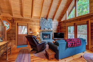 Rumah, Beberapa Tempat Tidur, patio, pemandangan gunung (Bucks Cabin) | Area keluarga | Perapian