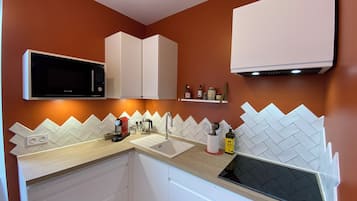 Réfrigérateur, micro-ondes, four, plaque de cuisson