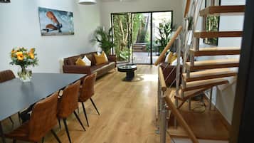 TV connectée, livres, chaîne hi-fi