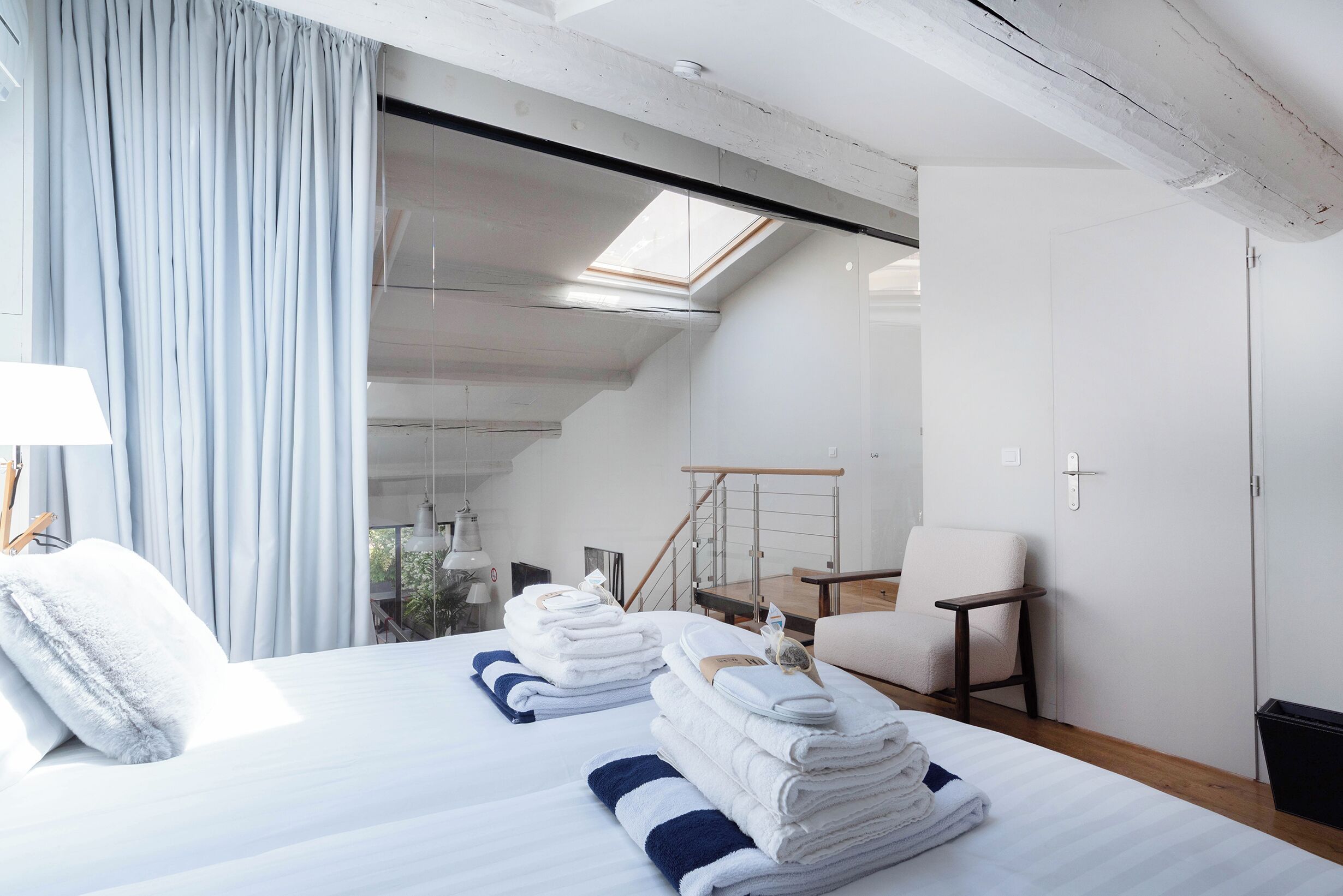 5 chambres, coffres-forts dans les chambres, fer et planche à repasser