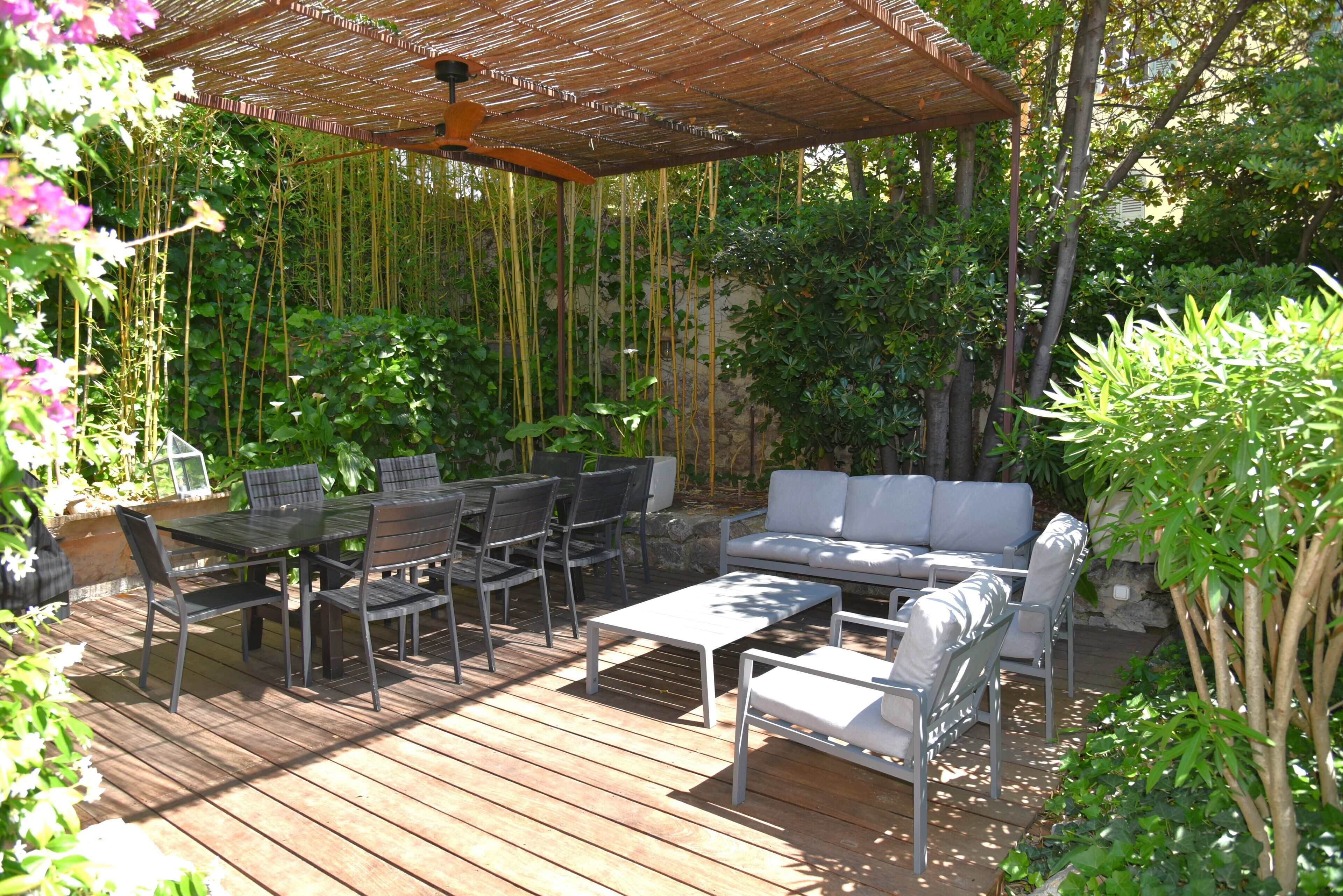 Patio avec espace repas et lounge