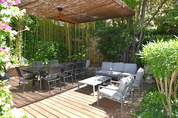 Patio avec espace repas et lounge