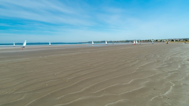 A wide sandy beach with a clear sky. - Le P'tit Loup de Mer - Appt proche plage, terrasse (Saint-Nic)