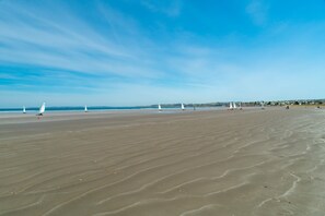 A wide sandy beach with a clear sky. - Le P'tit Loup de Mer - Appt proche plage, terrasse (Saint-Nic)