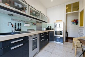 Fridge, microwave, oven, dishwasher - La Suite Joli Coeur - Appt type "Ecole de Nancy" (Nancy)