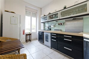 Kühlschrank, Mikrowelle, Ofen, Geschirrspüler