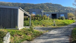 Een modern gebouw met een ruime garage en een kleinere constructie met een duidelijke deur.