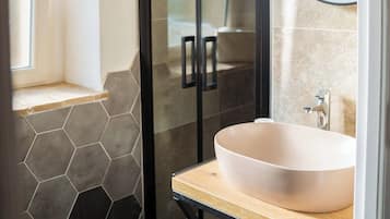 Decoración personalizada, muebles diferentes y cortinas blackout