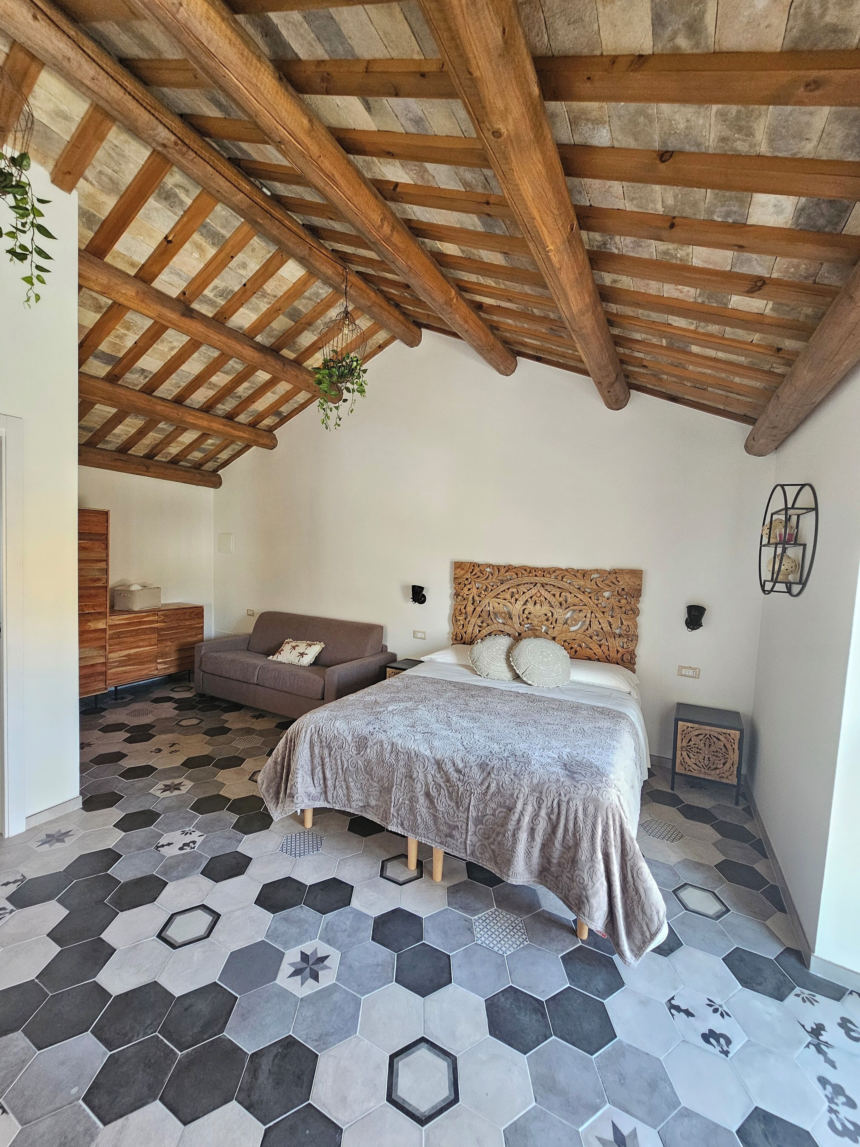 Kamar Quadruple, pemandangan halaman | Didekorasi berbeda-beda dan dilengkapi dengan perabotan berbeda-beda