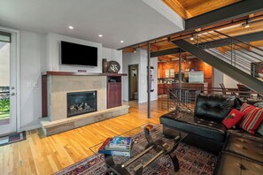 Una Smart TV, una chimenea, libros, una oficina