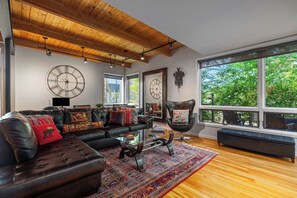 Una Smart TV, una chimenea, libros, una oficina