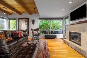 Smart TV, chimenea, libros y oficina