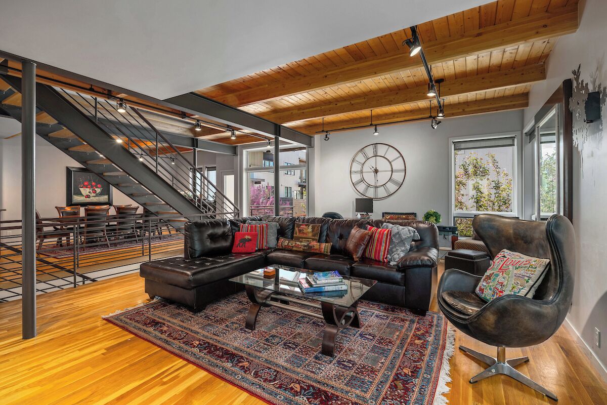 智能電視、壁爐、書籍、 辦公室