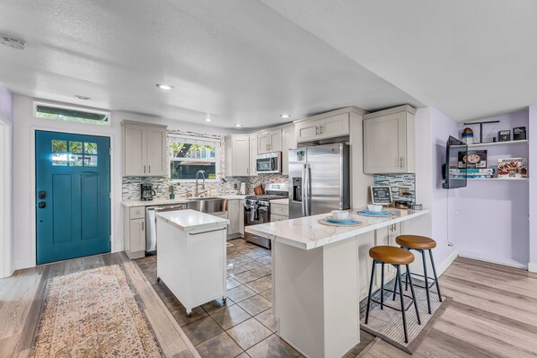 Fridge, microwave, oven, stovetop - Hidden Hilltop Manor, Chic 3BD w/ Outdoor Oasis and parking, Centrally located (San Diego)