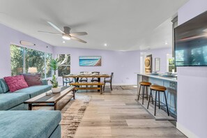 Smart TV - Hidden Hilltop Manor, Chic 3BD w/ Outdoor Oasis and parking, Centrally located (San Diego)