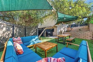 Outdoor dining - Hidden Hilltop Manor, Chic 3BD w/ Outdoor Oasis and parking, Centrally located (San Diego)